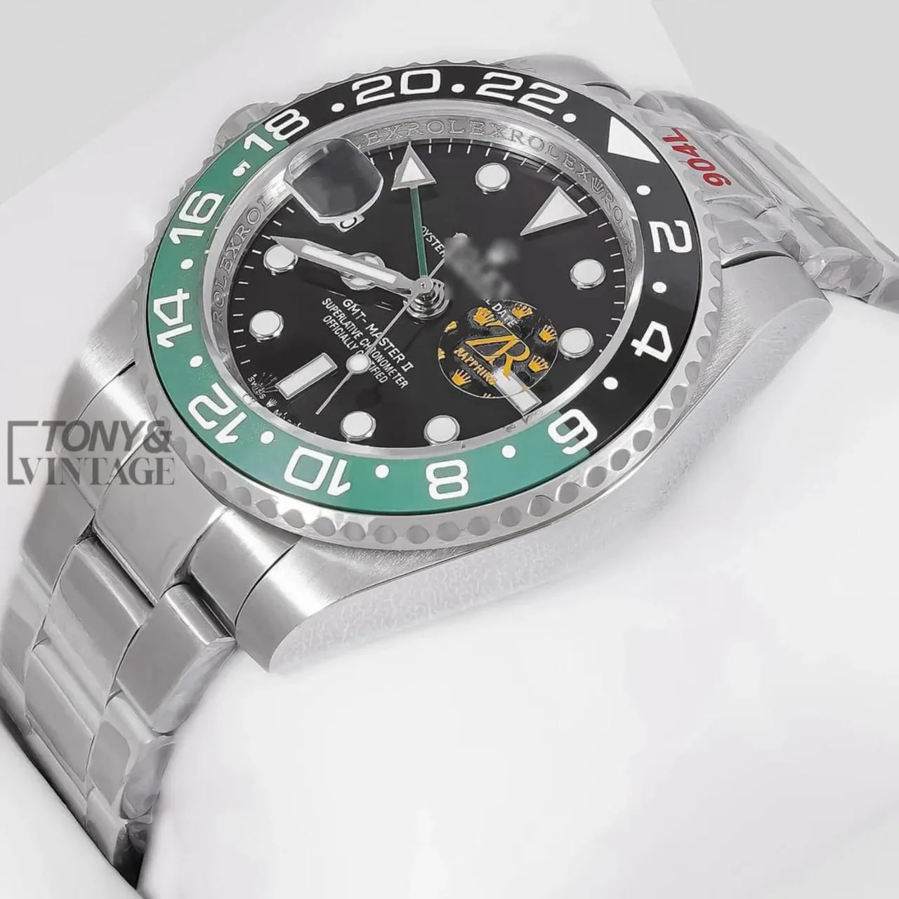 GMT-40-Silver-Black-Dial-Green-Bezel1.webp